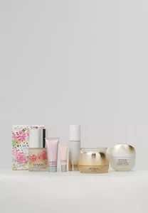 Cadeaux pour la fête des Mères disposés les uns à côtés des autres sur une table blanche avec un fond clair neutre